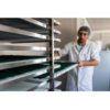 Un agriculteur en train de travailler son produit fermier