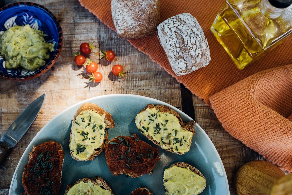 Paillettes de spiruline sur toasts