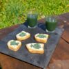 Une idée recette healthy à la spiruline sur des toasts de fromage local et artisanal.