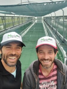 La ferme de spiruline spirup est de taille artisanale avec deux producteurs. Ils proposent de la spiruline certifiée de qualité grâce à des analyses par un laboratoire spécialisé en spiruline. Les analyses sur la spiruline portent sur les métaux lourds, la bactériologie et les toxines. Une attention particulière est portée sur la qualité de l'eau utilisée pour produire la spiruline dans le département des Pyrénées Atlantiques.