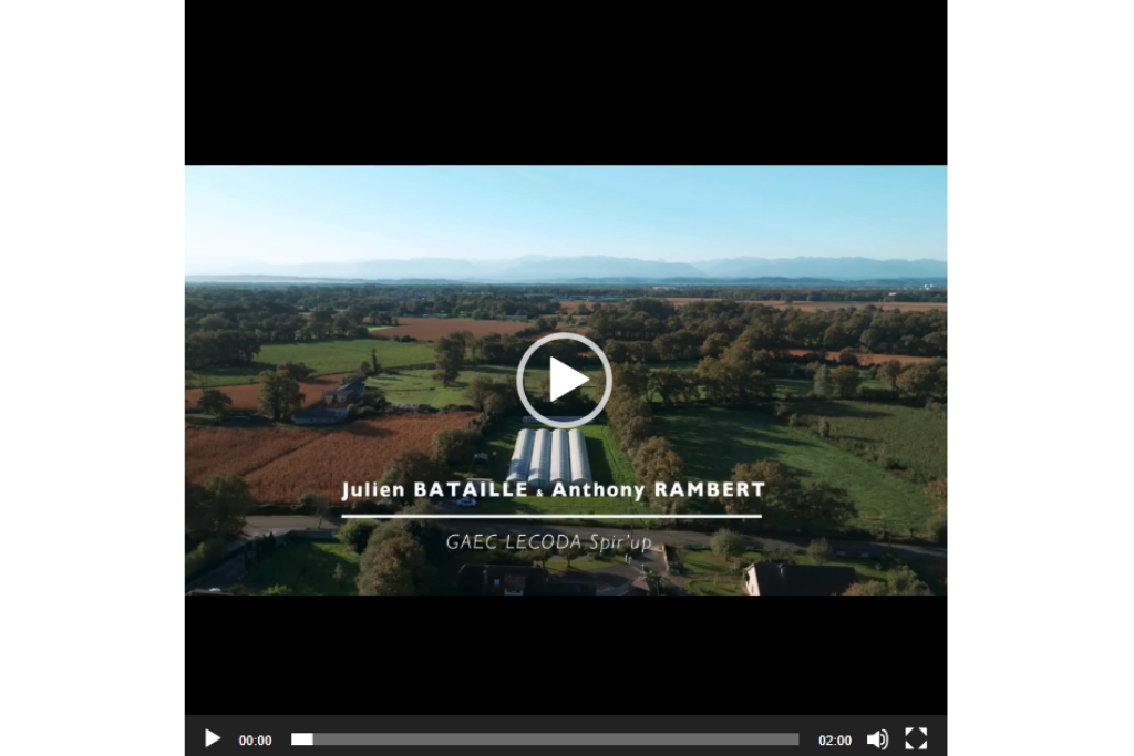 Cette vidéo montre une ferme française de spiruline. Anthony Rambert et Julien Bataille, les producteurs de la spiruline Spirup, expliquent leur process de production.