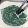 Spiruline fraîche mélangée dans un yaourt, pour un encas sain et naturel.