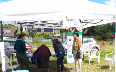 Visiteurs découvrant la ferme artisanale de spiruline lors des portes ouvertes à Pau.