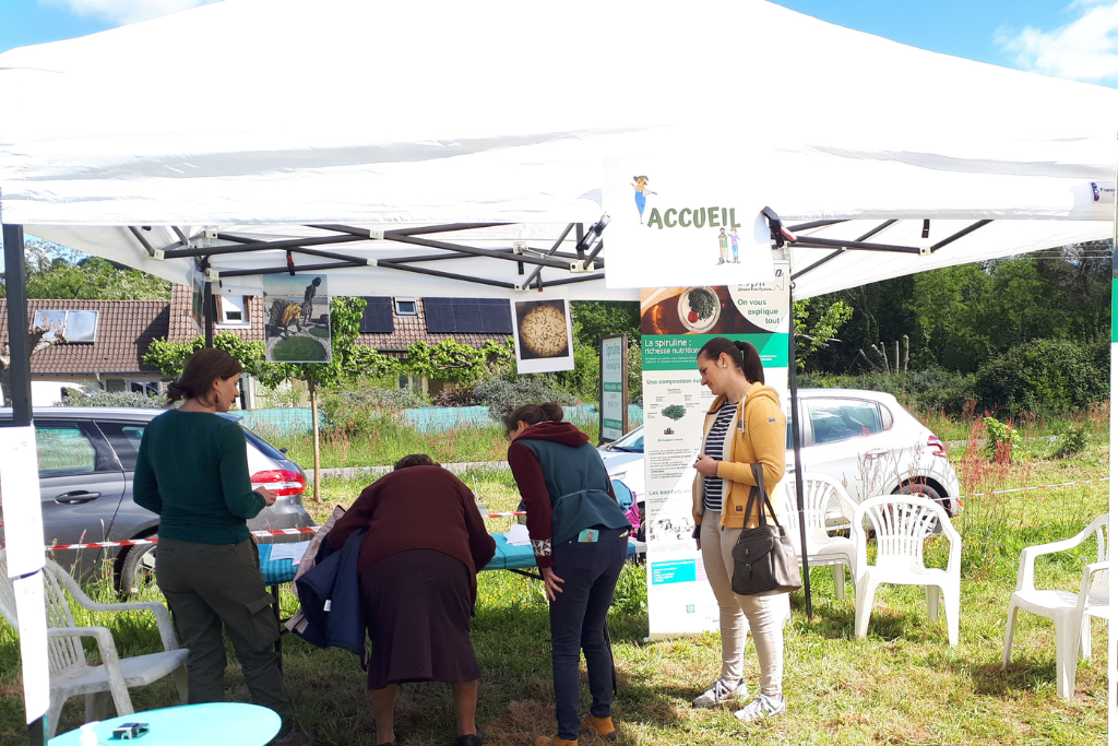 Visiteurs découvrant la ferme artisanale de spiruline lors des portes ouvertes à Pau.