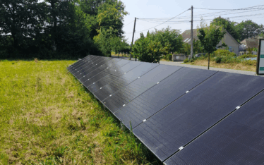 Panneaux photovoltaïques installés à la main sur la ferme de spiruline artisanale à Pau.