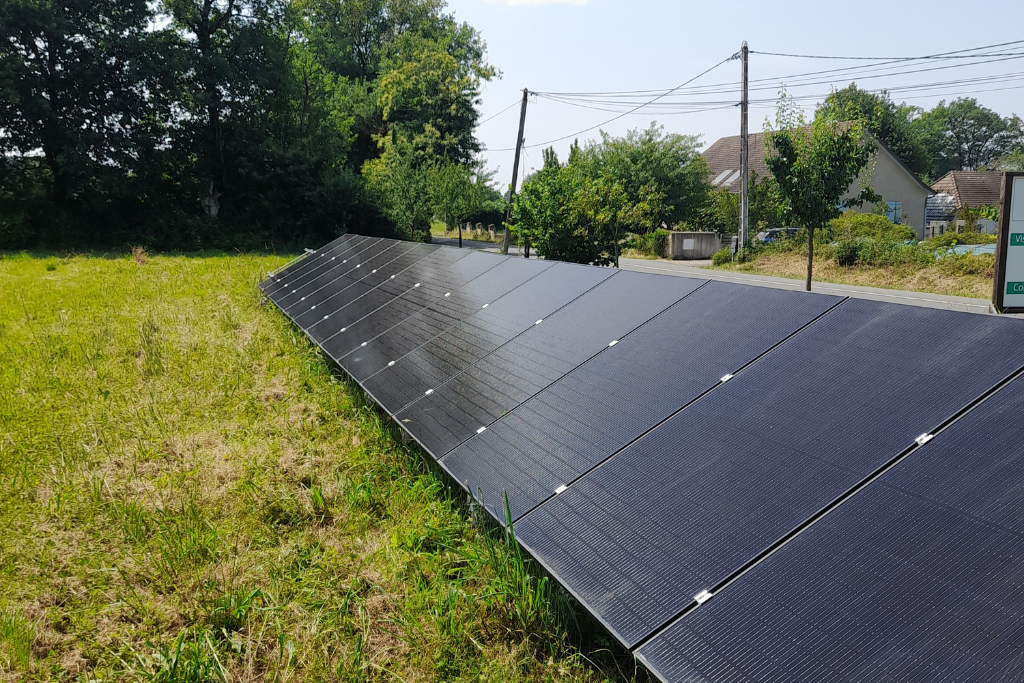 Panneaux photovoltaïques installés à la main sur la ferme de spiruline artisanale à Pau.