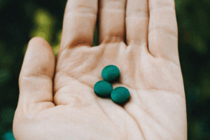 Comprimés de spiruline bio française, cultivée et transformée artisanalement à Pau, Pyrénées, riche en protéines et nutriments naturels