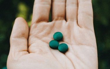 Comprimés de spiruline bio française, cultivée et transformée artisanalement à Pau, Pyrénées, riche en protéines et nutriments naturels