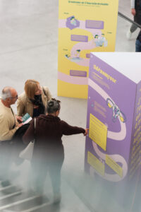 La photo montre des gens qui se renseignent sur la santé des femmes et qui rencontrent les bénévoles de l'association endonenette.